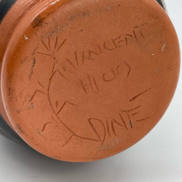 Traditional Navajo Dine Pottery Vase Signed Vincent Hicks Bear Claw - Picture 11 of 11